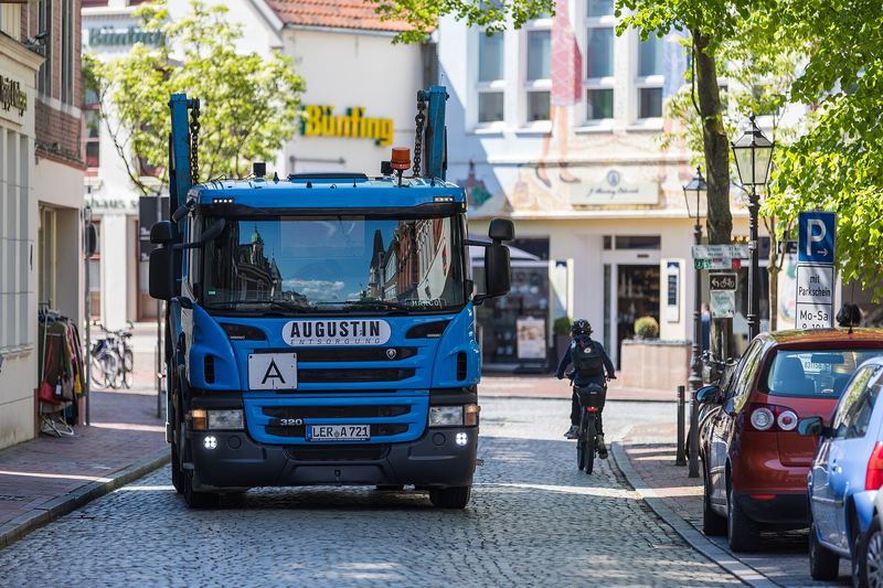 A Scania P320 with a skip belonging to a waste management company on Mühlenstrasse in Leer (East Frisia)